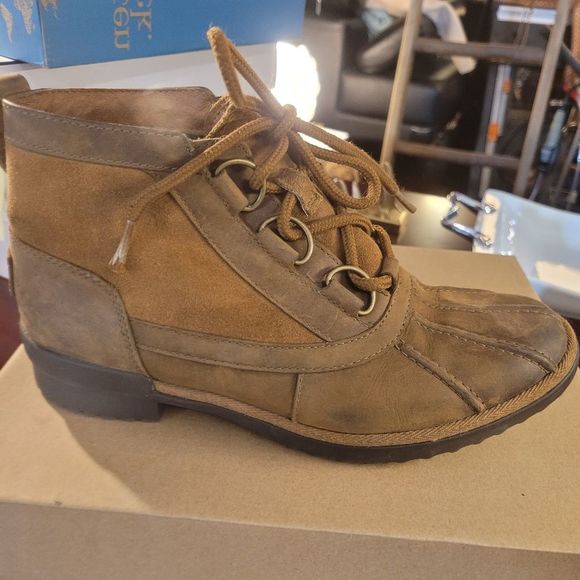 UGGS W HEATHER LEATHER  BOOTIE GENTLY USED SIZE 7.5 BROWN - Picture 1 of 12